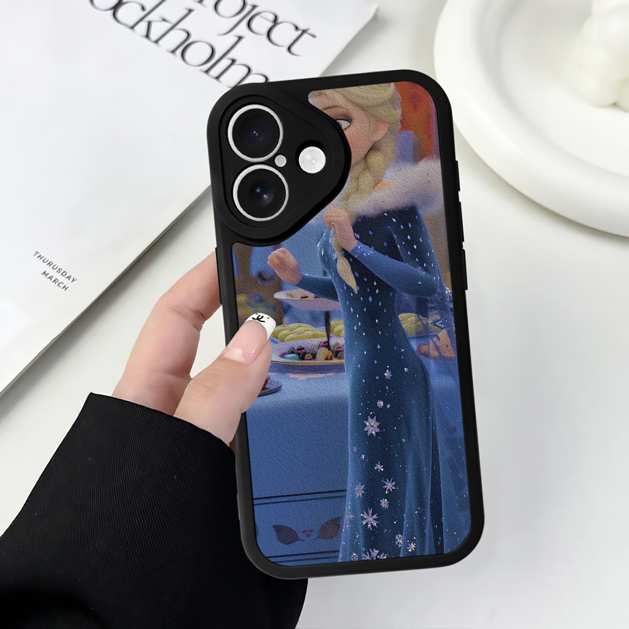 （画像用） アナと雪の女王 アンナ エルサ Frozen Anna Elsa 【iPhone 16シリーズ対応】シリコンスマホケース（レザー調） 材質：シリコン